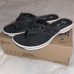 🆕 Clark’s Cloudsteppers cushion soft flip flops 🩴 SIZE 9, thongs, box included